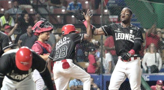 Jonrón de Junior Lake mantiene invictos a los Leones en el Round Robin