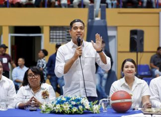 Ministro Kelvin Cruz remoza polideportivo y realiza aporte al TBS de Barahona