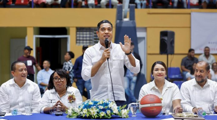 Ministro Kelvin Cruz remoza polideportivo y realiza aporte al TBS de Barahona