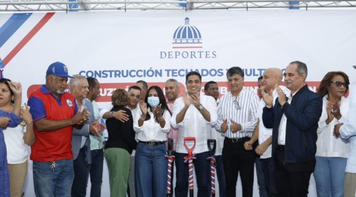 Ministro Kelvin Cruz inicia trabajos en dos techados en SDO con inversión de 49 millones