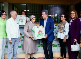 Leonel Fernández entrega raciones alimenticias a poblaciones vulnerables y reafirma tradición solidaria