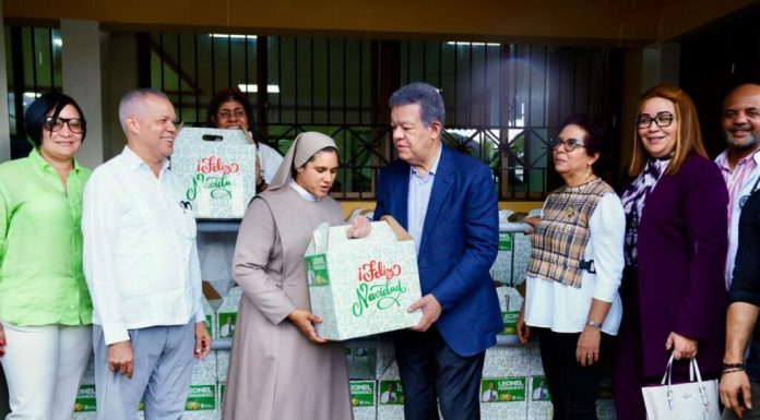 Leonel Fernández entrega raciones alimenticias a poblaciones vulnerables y reafirma tradición solidaria