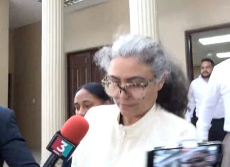 Imponen impedimento de salida a mujer que ultrajó el Himno Nacional con letras LGBTQ