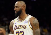 LeBron James reina en Arizona y Lakers siguen triunfantes