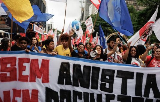 Miles de brasileños protestan contra el proyecto que busca reducir la condena de Bolsonaro