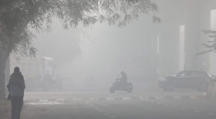 Más de 100 vuelos cancelados en Nueva Delhi por baja visibilidad en pico de contaminación
