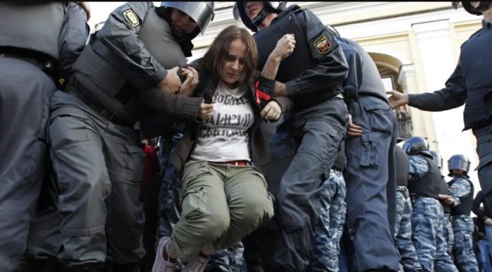 La policía rusa apresa a 70 personas en San Petersburgo por rezar por Zelenski