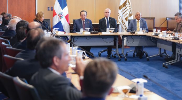 Valdez Albizu se reúne con presidentes de los bancos múltiples para pasar balance al desempeño del sector financiero