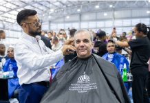 Presidente Abinader sostiene encuentro nacional con 1,000 peluqueros y recibe recorte de cabello durante jornada social