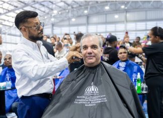 Presidente Abinader sostiene encuentro nacional con 1,000 peluqueros y recibe recorte de cabello durante jornada social