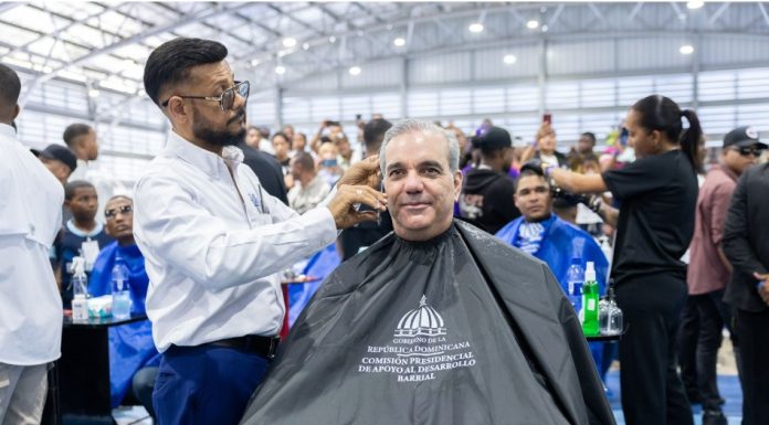 Presidente Abinader sostiene encuentro nacional con 1,000 peluqueros y recibe recorte de cabello durante jornada social