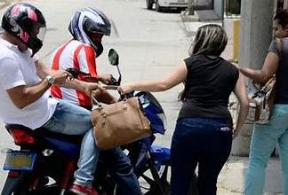 Experta en seguridad advierte atracos en las calles aumentan en las navidades; son perpetrados por motoristas