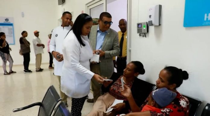 Gobierno entrega bono navideño a hospitales y otras instituciones de salud y discapacidad