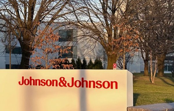 Johnson & Johnson deberá pagar 65,5 millones de dólares a mujer con cáncer que usó talco