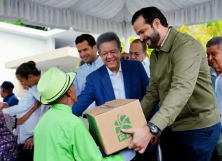 Leonel continúa entrega de alimentos a sectores vulnerables y afirma que la necesidad del pueblo es evidente