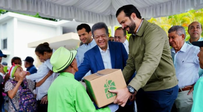 Leonel continúa entrega de alimentos a sectores vulnerables y afirma que la necesidad del pueblo es evidente