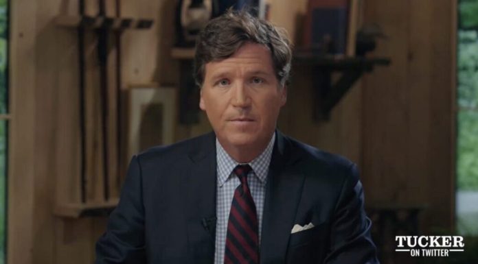 Periodista Tucker Carlson afirma que Trump anunciará esta noche la guerra con Venezuela