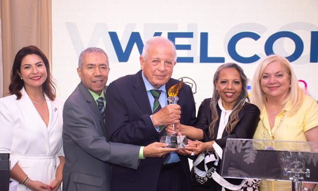 RoseMaryNews entrega “La Antorcha de la Democracia” a exalcalde Miami y reafirma compromiso con el sistema