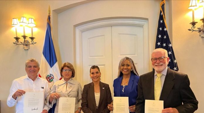 Embajadora de Estados Unidos se reúne con organizaciones pro vida en RD
