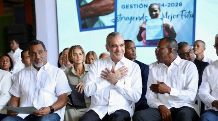 Presidente Abinader entrega 580 títulos de apartamentos y asegura futuro y dignidad a familias del Distrito Nacional, SDE y SDN