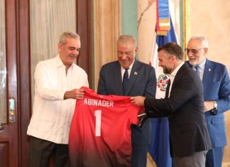Presidente Abinader entrega la bandera dominicana a los Leones del Escogido para la Serie del Caribe 2026