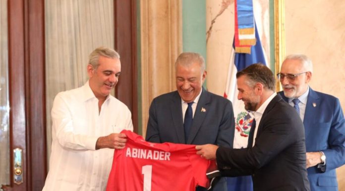 Presidente Abinader entrega la bandera dominicana a los Leones del Escogido para la Serie del Caribe 2026