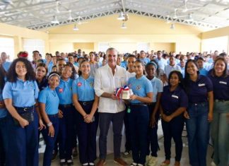 Abinader impulsa a estudiantes de Neiba a aprovechar las becas que ofrece el gobierno