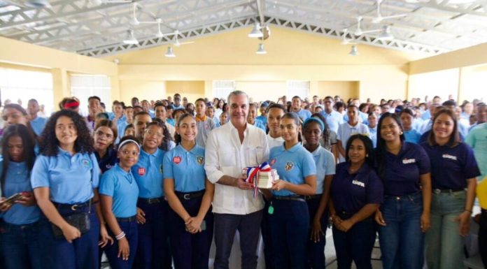 Abinader impulsa a estudiantes de Neiba a aprovechar las becas que ofrece el gobierno