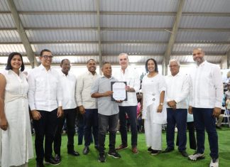 Presidente Abinader entrega 517 de 792 certificados de títulos de propiedad a familias en Neiba