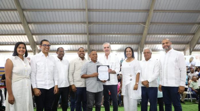 Presidente Abinader entrega 517 de 792 certificados de títulos de propiedad a familias en Neiba