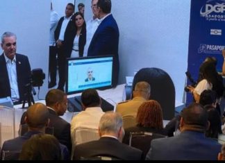 Presidente Abinader y primera dama estrenan moderno pasaporte; con inicio del proceso quedó inaugurada nueva sede DGP