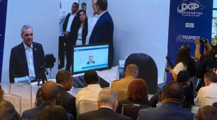 Presidente Abinader y primera dama estrenan moderno pasaporte; con inicio del proceso quedó inaugurada nueva sede DGP