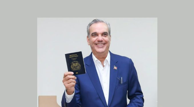Presidente Abinader recibirá hoy el primer pasaporte electrónico de República Dominicana