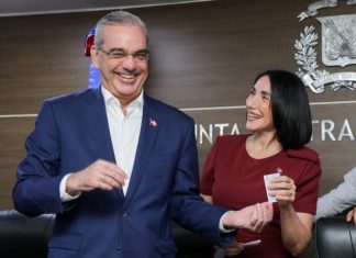 Presidente Abinader y primera dama reciben la primera cédula de identidad y electoral emitida por la JCE