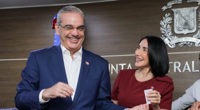 Presidente Abinader y primera dama reciben la primera cédula de identidad y electoral emitida por la JCE