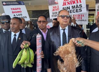 Abogados llevan plátanos, salami y gallina a la Suprema Corte de Justicia como protesta del alegado «retroceso judicial» en RD