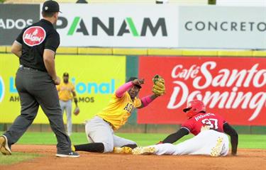 Águilas derrotan al Escogido y siguen con vida rumbo a la Serie Final