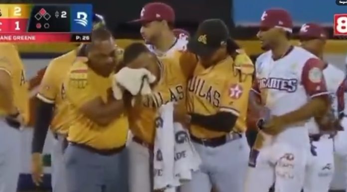 Alberto Rodríguez abandona el partido tras recibir un fuerte impacto en el rostro