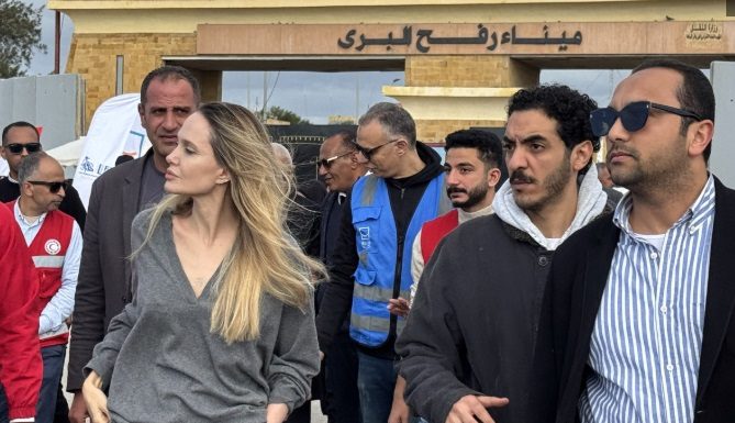 Angelina Jolie visita el paso de Rafah para expresar su apoyo a la población de Gaza