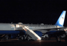 Avión de Trump falla y regresó a EEUU tras su salida hacia Davos