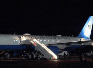 Avión de Trump falla y regresó a EEUU tras su salida hacia Davos