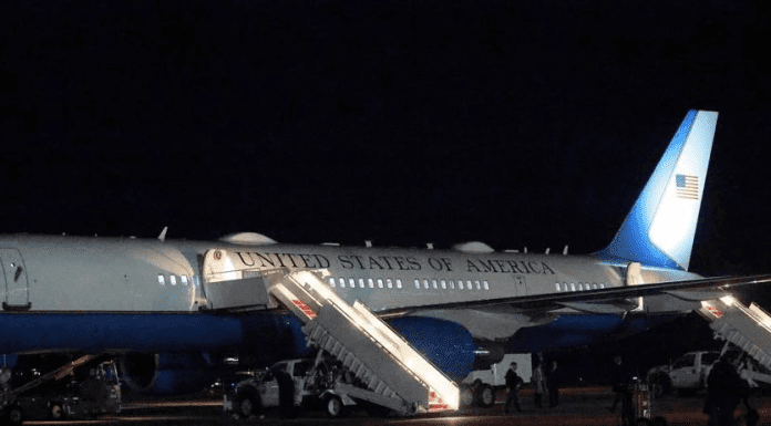 Avión de Trump falla y regresó a EEUU tras su salida hacia Davos