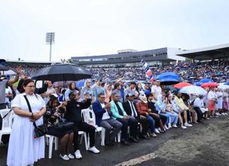 Miles de cristianos desafían la lluvia para participar en la Batalla de la Fé en el Estadio Olímpico