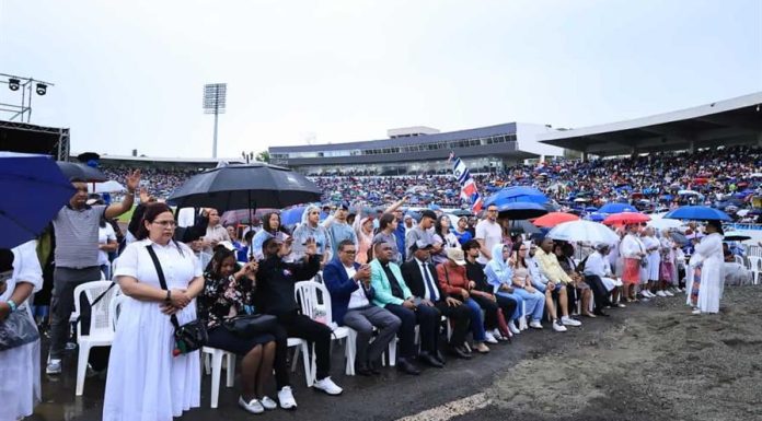 Miles de cristianos desafían la lluvia para participar en la Batalla de la Fé en el Estadio Olímpico