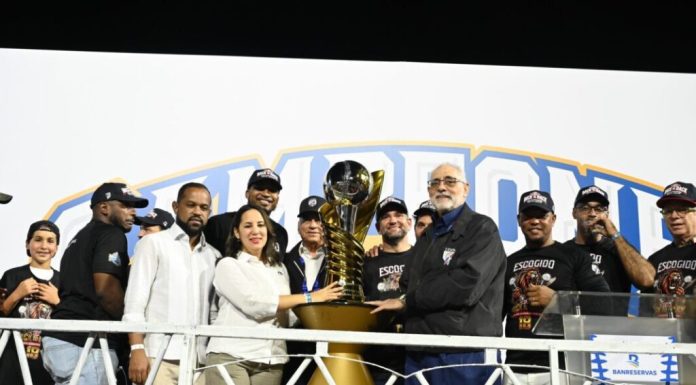 Banreservas entrega copa a los Leones del Escogido, campeones de la Serie Final de LIDOM 25-26