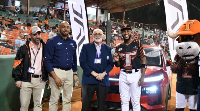 Bryan de la Cruz es premiado como Jugador Más Valioso y recibe yipeta JAC JS6 en La Romana