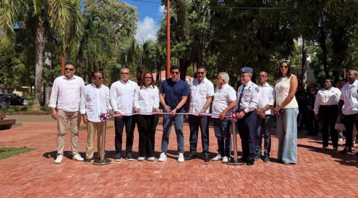 Ministro Collado inaugura reconstruido parque Duarte y su entorno en Samaná