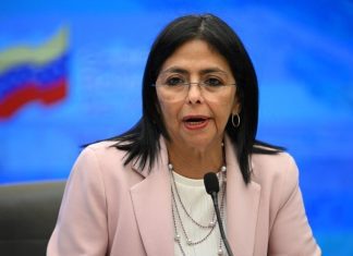 Delcy Rodríguez dice que si le tocara ir a Washington iría de «pie», pero «no arrastrada»