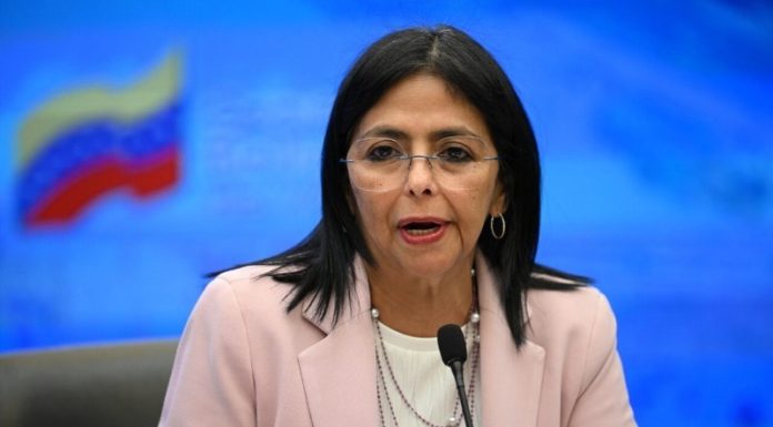 Delcy Rodríguez dice que si le tocara ir a Washington iría de «pie», pero «no arrastrada»
