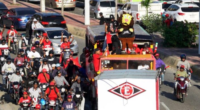 Con caravana triunfal, escogidistas celebran corona 18 en las calles de la capital